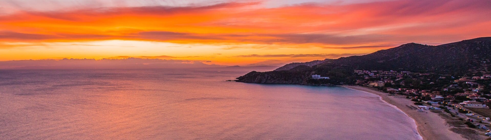 Il tramonto sopra il Golfo di Cagliari durante il Giro in gommone da Cagliari con soste per nuotare e fare snorkeling al tramonto con Sardinia Dream Tour Cagliari.