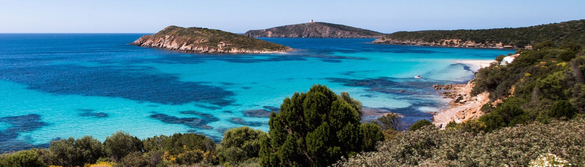 Le acque color smeraldo della Sardegna che potete ammirare con Sardinia Dream Tour Cagliari durante il Giro in gommone privato da Cagliari con soste per nuotare e fare snorkeling.
