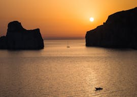 Vue du coucher de soleil pendant l'excursion en bateau semi-rigide privé au départ de Cagliari avec arrêts baignade et snorkeling avec Sardinia Dream Tour Cagliari.