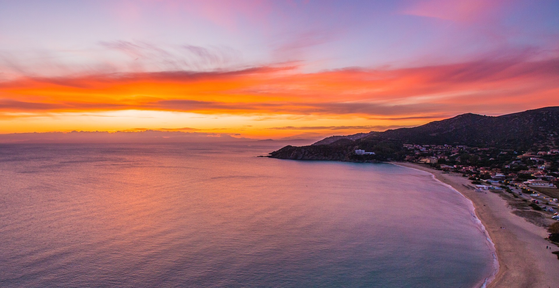 Coucher de soleil sur le golfe de Cagliari pendant l'excursion en bateau semi-rigide privé au départ de Cagliari avec arrêts baignade et snorkeling avec Sardinia Dream Tour Cagliari.