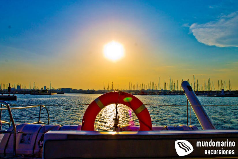 De zon gaat onder in Altea tijdens een catamarantocht met Mundo Marino.