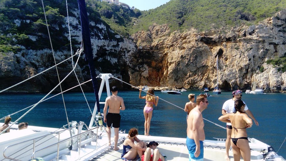 Eine Gruppe von Leuten besucht die Buchten und Höhlen von Calpe während einer Katamaran-Tour von Calpe mit BBQ & Schwimmen mit Mundo Marino.