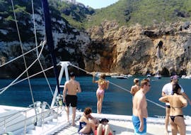 Un groupe de personnes visite les criques et les grottes de Calpe lors d'une excursion en catamaran au départ de Calpe avec barbecue et baignade avec Mundo Marino.