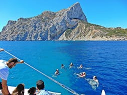 Eine Gruppe von Freunden genießt eine Katamaran-Tour ab Calpe mit Schwimmen mit Mundo Marino.