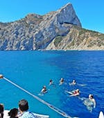 Eine Gruppe von Freunden genießt eine Katamaran-Tour ab Calpe mit Schwimmen mit Mundo Marino.