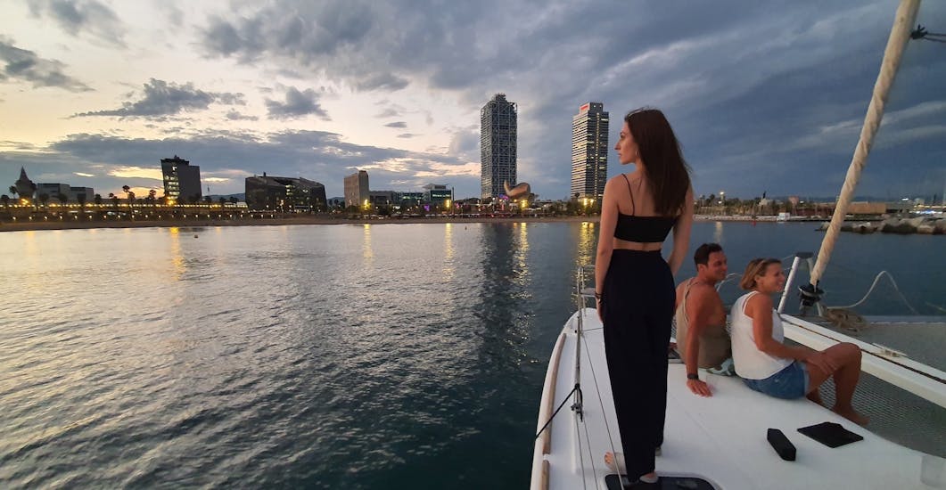 Gita privata in barca a vela da Barcellona a Spiaggia di Barceloneta al tramonto e visita turistica