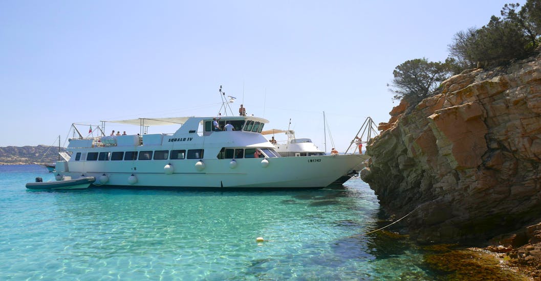 El barco de motor utilizado por Flotta del Parco La Maddalena durante una parada durante el paseo en barco de un día al archipiélago de La Maddalena.
