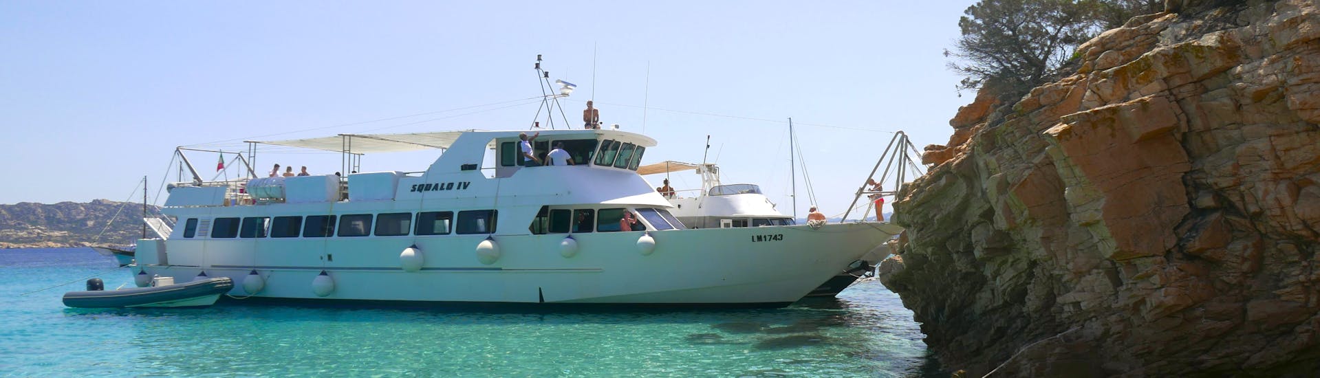 El barco de motor utilizado por Flotta del Parco La Maddalena durante una parada durante el paseo en barco de un día al archipiélago de La Maddalena.