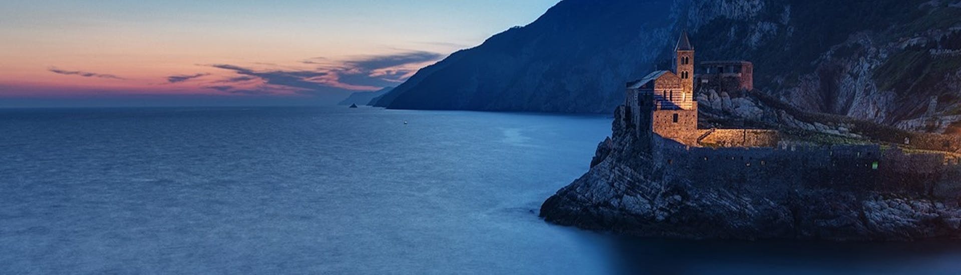 Der Sonneuntergang während der Privaten Bootstour bei Sonnenuntergang von La Spezia nach Cinque Terre mit Apéritif.
