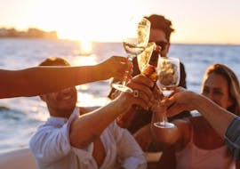 Een aantal deelnemers brengt een toast uit bij zonsondergang tijdens de Privé Boottocht bij zonsondergang van La Spezia naar Cinque Terre met Apéritif met 5 Terre Boat La Spezia.