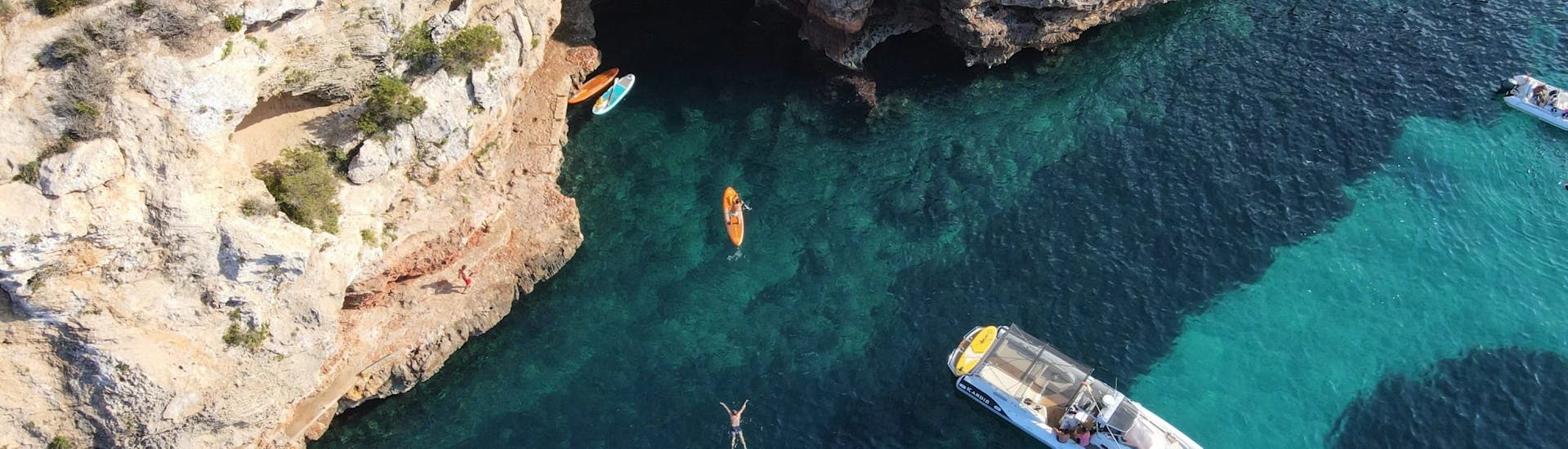 Prive boottocht van Ibiza naar S'Empalmador & Es Pujols met snorkelen.