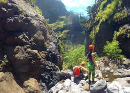 Ein Paar bewundert den atemberaubenden Anblick während des sportlichen & abenteuerlichen Canyoning auf Madeira - Nehmt Eure Wildcard mit Lokoloko Madeira.