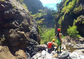 Una coppia che ammira la vista mozzafiato durante il Canyoning sportivo e avventuroso a Madeira con Lokoloko Madeira.