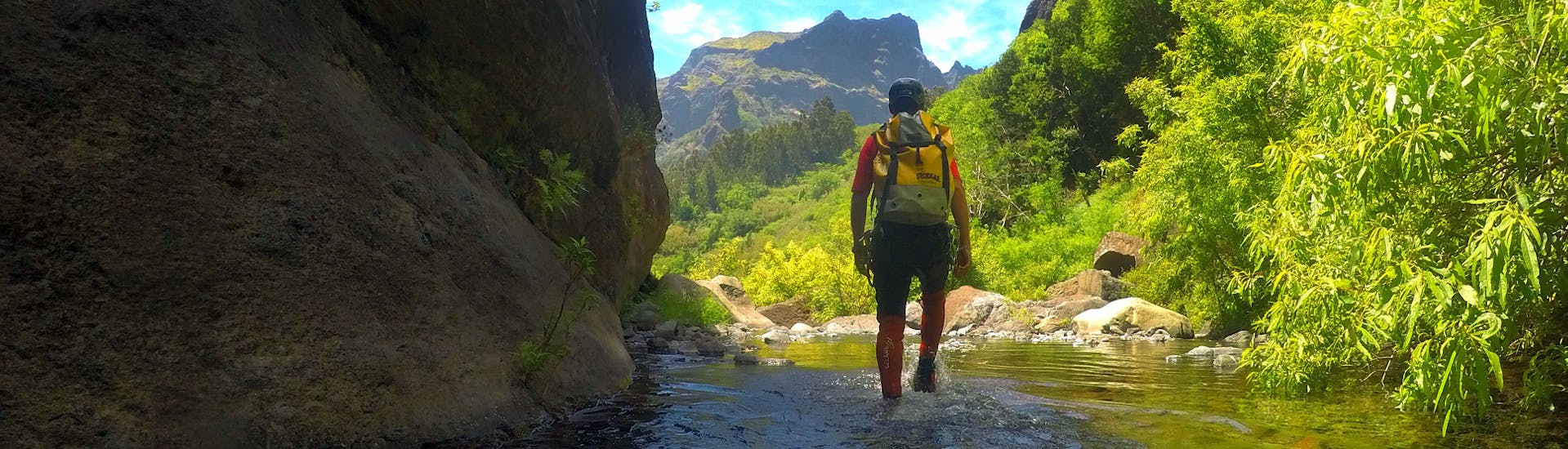 Un uomo cammina verso il punto di partenza per il Canyoning sportivo e avventuroso a Madeira con Lokoloko Madeira.