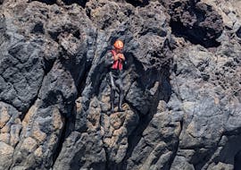 Ein Mann springt von der Klippe während der Coasteering Tour in Madeira mit Schnorcheln mit Lokoloko Madeira.