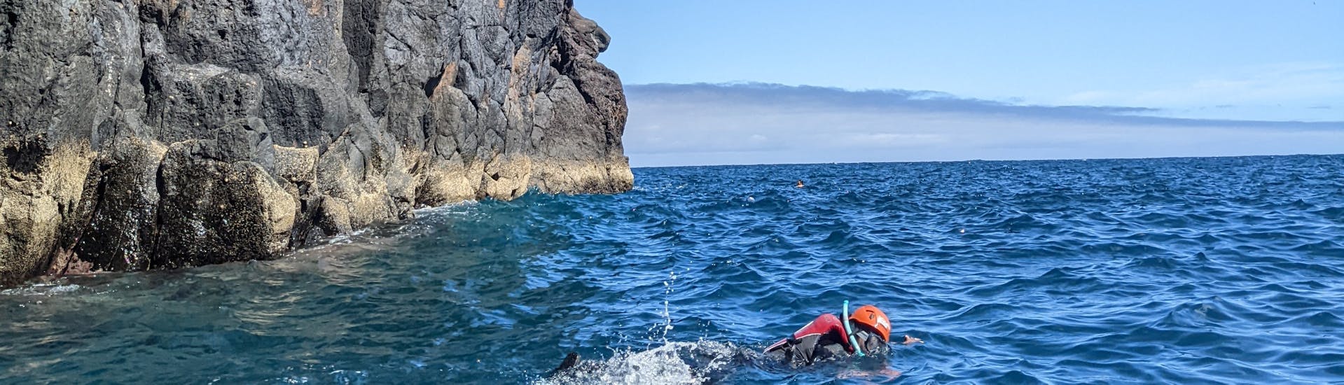 Qualcuno esplora i fondali marini vicino la costa durante il Coasteering con snorkeling a Madeira con Lokoloko Madeira.
