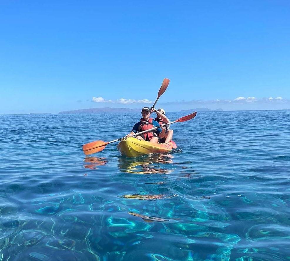 Dos personas en el kayak durante la Excursión en Kayak a la Reserva Natural de Garajau en Madeira con Snorkeling con Lokoloko Madeira.