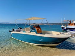 Le bateau à moteur Invictus 1 utilisé pendant la Balade privée en bateau au Lagon bleu avec Baignade - Demi-journée avec Luxury Sport Cruise Halkidiki.