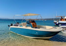 Le bateau à moteur Invictus 1 utilisé pendant la Balade privée en bateau au Lagon bleu avec Baignade - Demi-journée avec Luxury Sport Cruise Halkidiki.