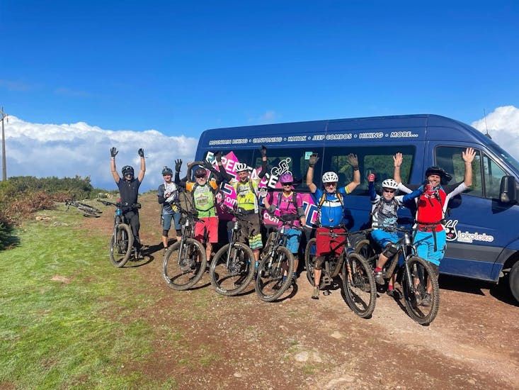 Un gruppo di amici si prepara per la Gita in mountain bike a Madeira per principianti - Trail Experience con Lokoloko Madeira.
