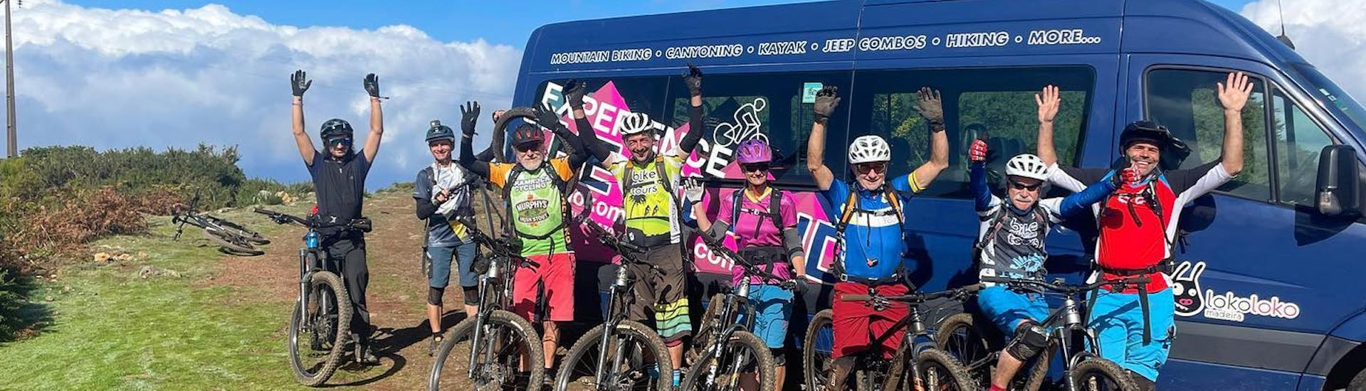 Un grupo de amigos se prepara para la excursión en bicicleta de montaña en Madeira para principiantes - Trail Experience con Lokoloko Madeira.