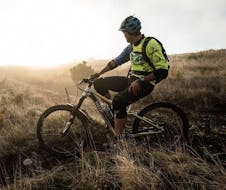 Un uomo ammira il paesaggio durante la Gita in mountain bike a Madeira per principianti - Trail Experience con Lokoloko Madeira.