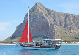 Il nostro caicco naviga durante la gita in barca lungo la Riserva dello Zingaro con pranzo con San Vito Coast Charter.