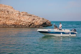 La barca di Blue Wave vista dal mare durante il Giro in barca alle grotte di Polignano a Mare con aperitivo con Blue Wave.