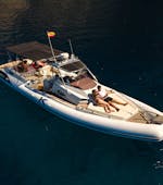 Paseo en barco privado Kardis Nirvana Boa desde Ibiza a Ses Illetes y S'Empalmador con esnórquel con Eiviboats.