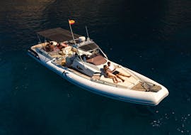 Notre bateau Kardis Nirvana pendant une Balade privée en bateau d'Ibiza à Ses Illetes & S'Espalmador avec Snorkeling avec Eiviboats Ibiza.