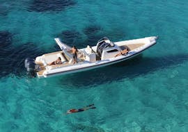 Gita privata in barca Capelli Tempest 40 da Santa Eulalia a Ses Salines e Atlantis con snorkeling con Eiviboats Ibiza.