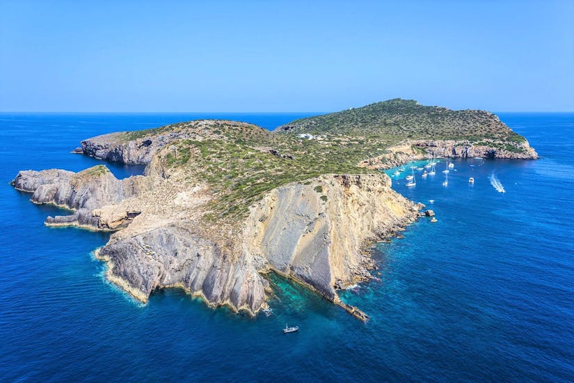 Un des paysages vus pendant la Balade privée en bateau de Santa Eulària à Portinatx & Cala Xarraca avec Snorkeling avec Eiviboats Ibiza.