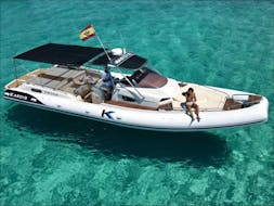 Barca privata chiamata Kardis Nirvana K12 in una gita da Santa Eulalia a Portinatx e Cala Xarraca con snorkeling con Eiviboats.