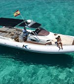 Privatboot namens Kardis Nirvana K12 in einem Trip von Santa Eulalia nach Portinatx & Cala Xarraca mit Schnorcheln mit Eiviboats.
