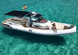 Privatboot namens Kardis Nirvana K12 in einem Trip von Santa Eulalia nach Portinatx & Cala Xarraca mit Schnorcheln mit Eiviboats.