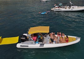 Des personnes profitent de leur Location de bateau à Santa Eulària, Ibiza (jusqu'à 8 pers.) avec Eiviboats Ibiza.