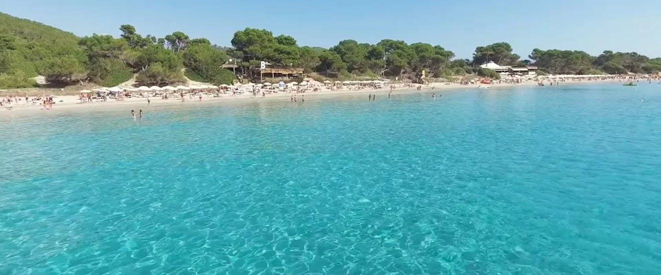 Une des vues qui peut être admirée pendant une Location de bateau à Santa Eulària, Ibiza (jusqu'à 5 pers.) sans Permis avec Eiviboats Ibiza.
