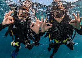 Twee duikers in het water signaleren dat alles in orde is met hun handen tijdens Discover Scuba Diving in Ses Salines vanuit Formentera voor beginners met Vellmari Diving Center Formentera.