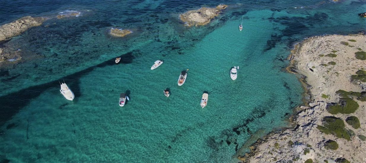 Une des vues qui peut être admirée pendant la Location de bateau à Santa Eulària, Ibiza (jusqu'à 6 pers.) sans Permis avec Eiviboats Ibiza.