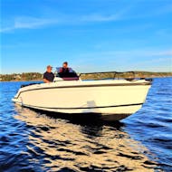 Boot während der Privaten Bootstour zum Kavourotrypes Strand und zur Diaporos Insel mit Schwimmen mit Luxury Sport Cruise Halkidiki.