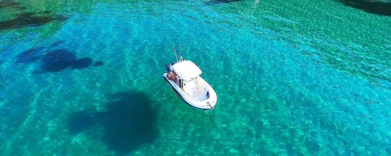 Paseo en barco privado de Ormos Panagias a Isla de Diaporos  & baño en el mar.