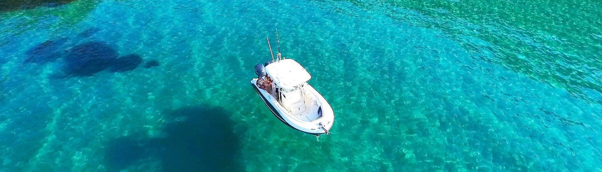 Une des criques visitées pendant la Balade privée en bateau à la plage de Kavourotrypes & l'île de Diaporos avec Baignade avec Luxury Sport Cruise Halkidiki