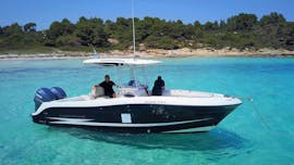 La barca Dileon durante la Gita in barca privata a Vourvourou e all'isola di Diaporos con soste per nuotare con Luxury Sport Cruise Halkidiki.