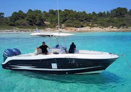 La barca Dileon durante la Gita in barca privata a Vourvourou e all'isola di Diaporos con soste per nuotare con Luxury Sport Cruise Halkidiki.