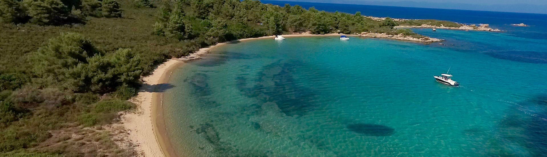 Bucht, die gesehen werden kann während der Privaten Bootstour nach Vourvourou und zur Insel Diaporos mit Schwimmen mit Luxury Sport Cruise Halkidiki.