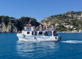 Le bateau naviguant près de la côte lors de la Balade en bateau à Taormine et Isola Bella avec Snorkeling avec SAT Group Excursions Taormina.