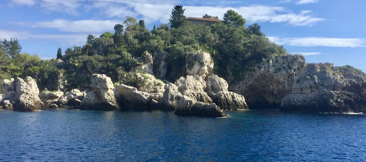Una formazione rocciosa che potete vedere durante la Gita in barca a Taormina e all'Isola Bella con snorkeling con SAT Group Excursions Taormina.