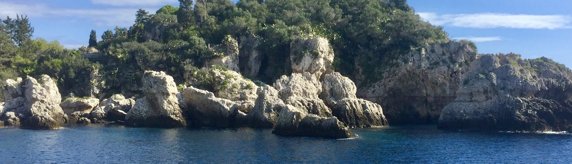 Une formation rocheuse que vous pouvez voir lors de la Balade en bateau à Taormine et Isola Bella avec Snorkeling avec SAT Group Excursions Taormina.