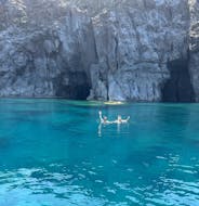 Twee mensen aan het zwemmen tijdens de RIB Boottocht rond het eiland Sant'Antioco met snorkelen met Blue Wave Sant'Antioco.