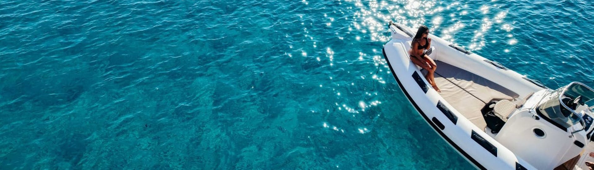 Vue du bateau utilisé lors de l'excursion en bateau semi-rigide autour de l'île de Sant'Antioco avec snorkeling avec Blue Wave Sant'Antioco.